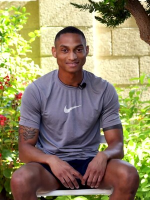 Eli Bennett Is Living Out His Fantasy On The GayHoopla Set!