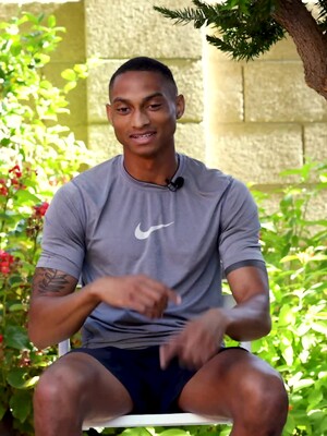 Eli Bennett Is Living Out His Fantasy On The GayHoopla Set!